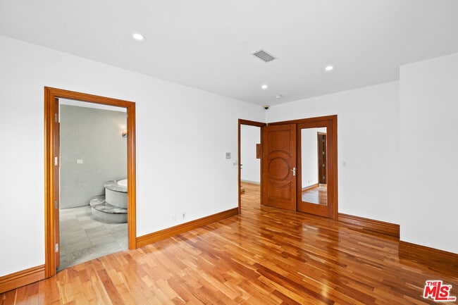 Building Photo - 9033 Cresta Dr