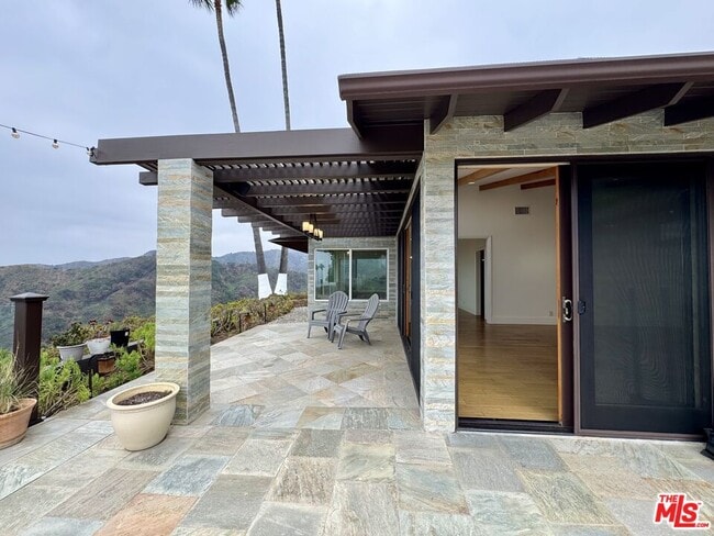 Building Photo - 2255 Westridge Rd