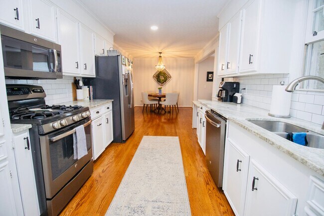 Building Photo - Stunning 3 Bedroom, 2 Bathroom in West Col...