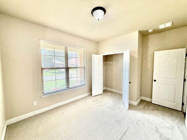 Building Photo - 5204 Parkside Dr