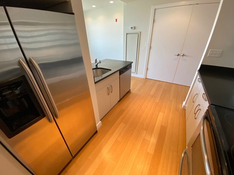 Building Photo - 591 Albany St