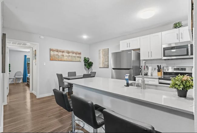 Building Photo - Spacious One-Bedroom at Hyde Park Square