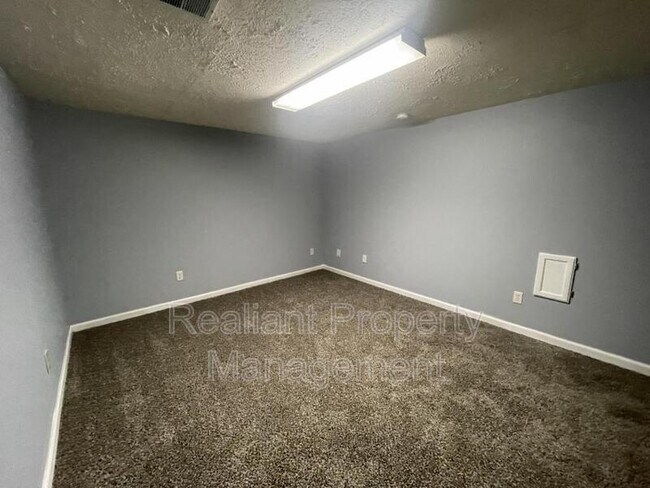 Building Photo - 1220 Gainesway Dr