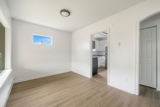 Building Photo - 2bd/1ba Seattle Home