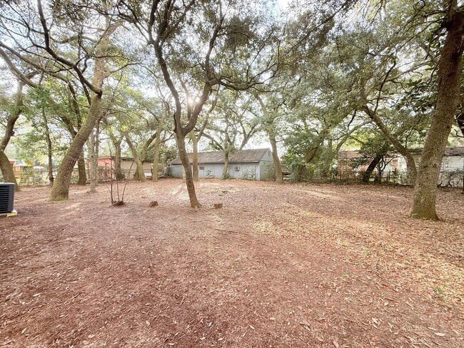 Building Photo - Quaint 3-Bedroom Home - Fenced Yard