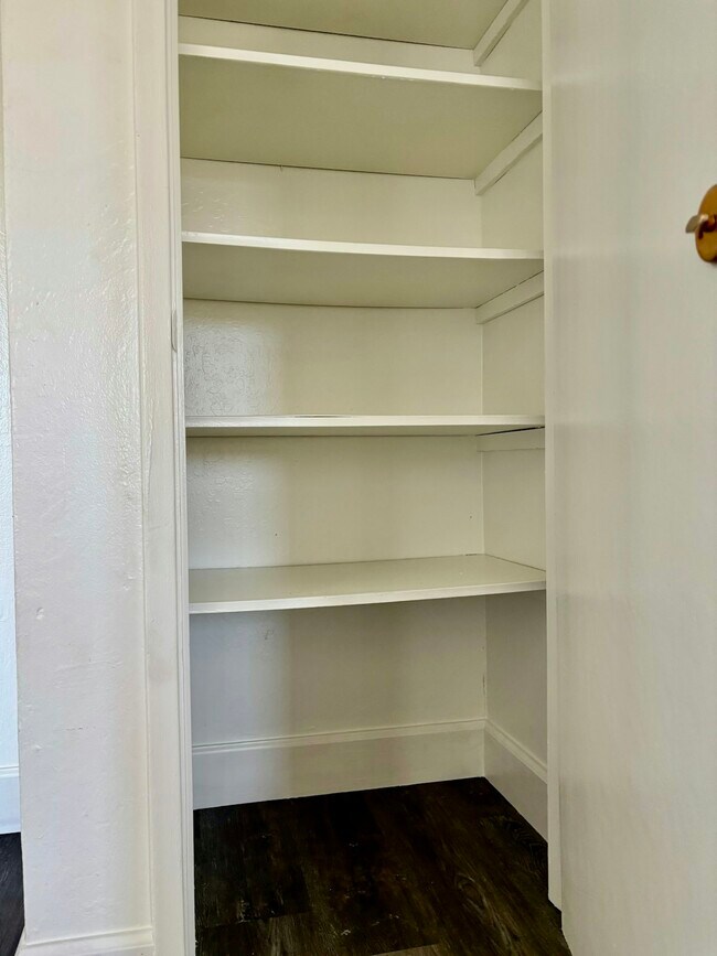 Building Photo - 1331 Pinetree Dr