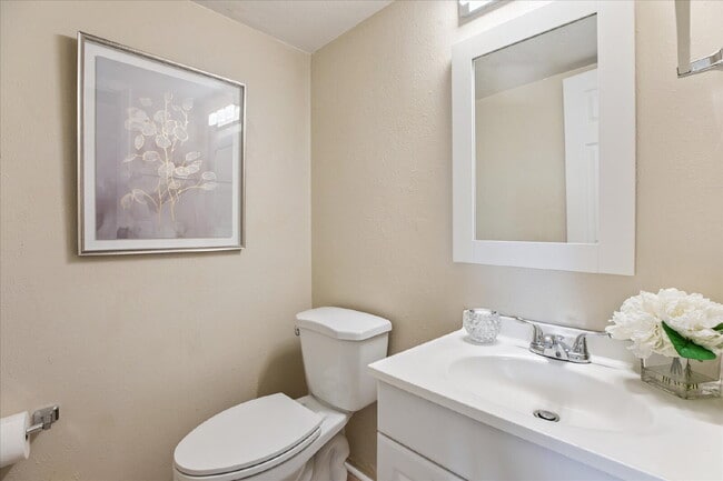 Building Photo - Pet-friendly 2 bed/2.5 bath Lakewood townhome - Available Now!