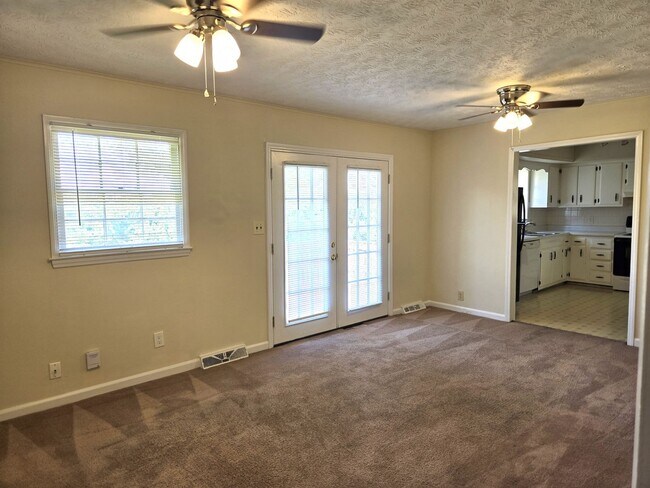 Building Photo - House in Gainesway With Huge Yard      250731