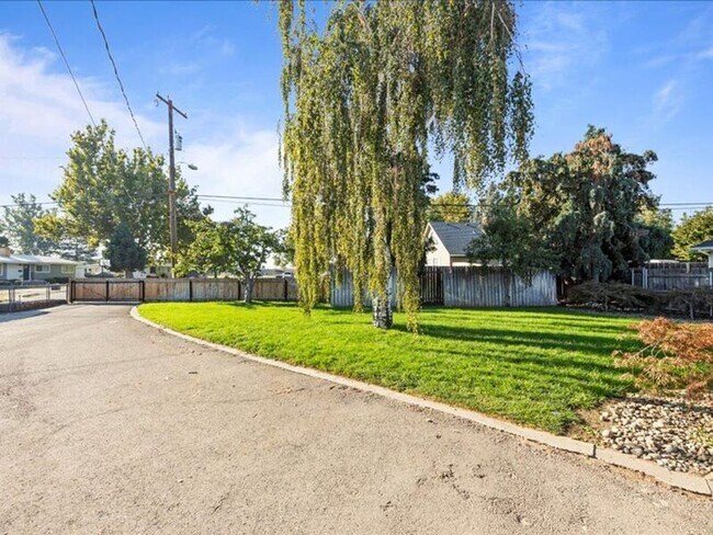 Building Photo - 3603 W Canal Dr