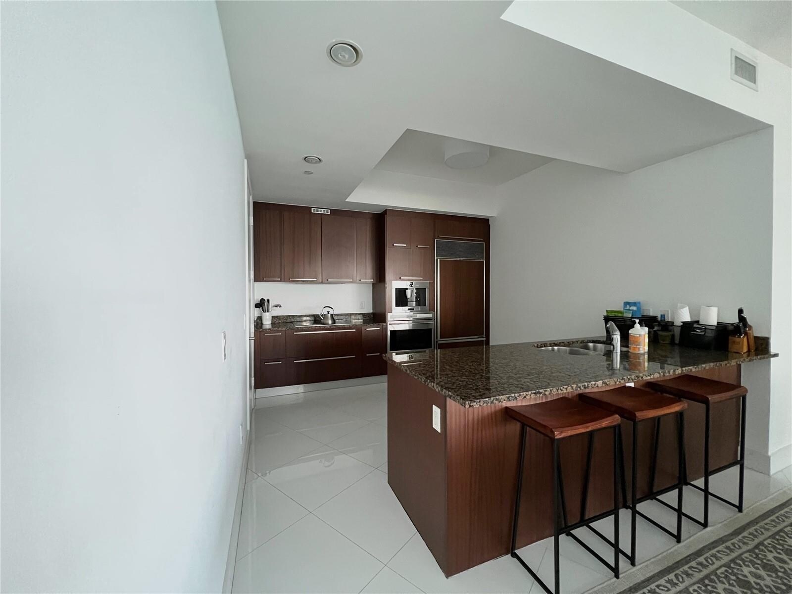 Building Photo - 15811 Collins Ave