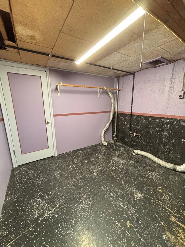 Building Photo - August Rent Free! 5 Bed 2 Bath Single Fami...