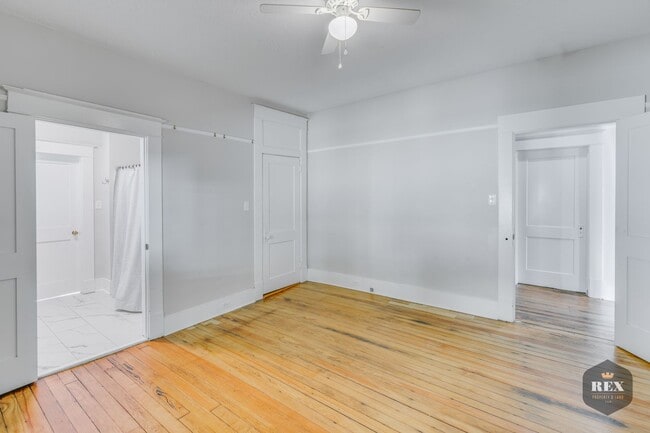 Building Photo - Central Location, Hardwood Floors, Recently Updated