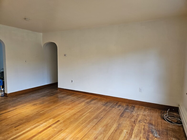 Living room, entrance to hall - 244 Vineyard Ave