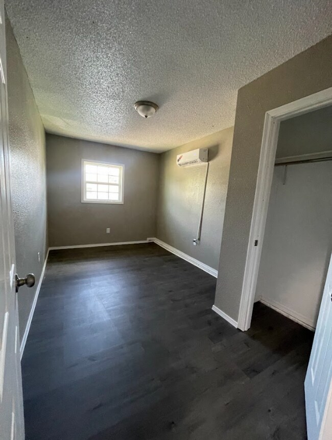 Building Photo - Charming 5 Bedroom House