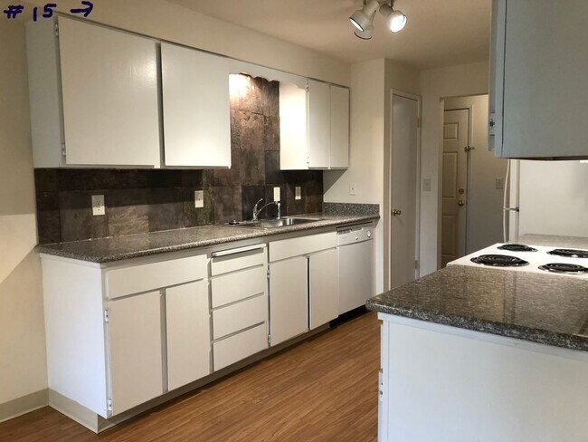 Building Photo - Beautiful and remodeled 1-Bedroom Apartmen...