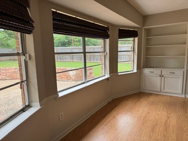 Building Photo - 3/2/2 Fenced Yard LISD Pet Friendly