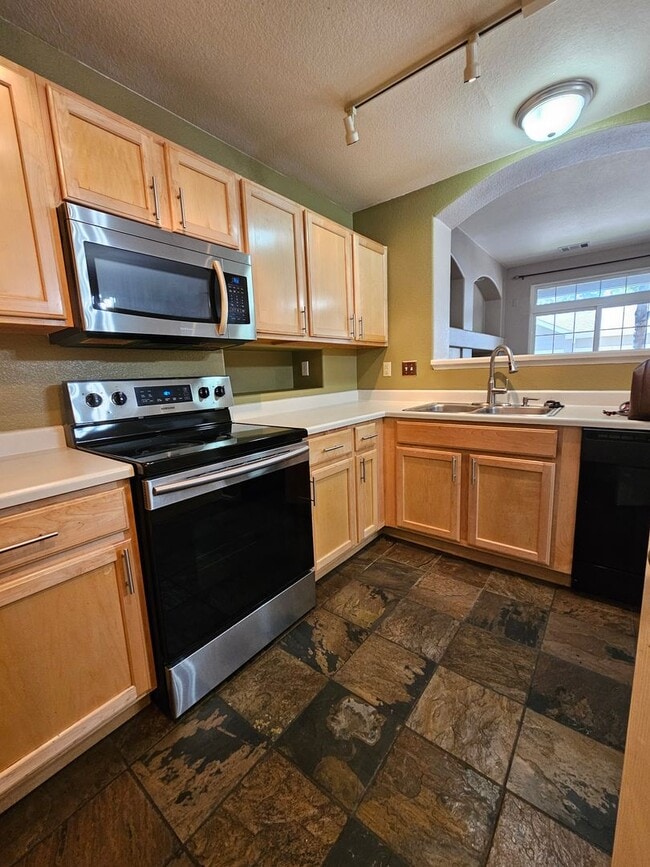 Building Photo - Beautiful Townhome - Great Location - Gara...