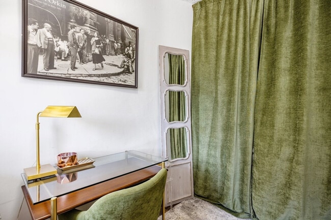 Building Photo - 542 E 14th St