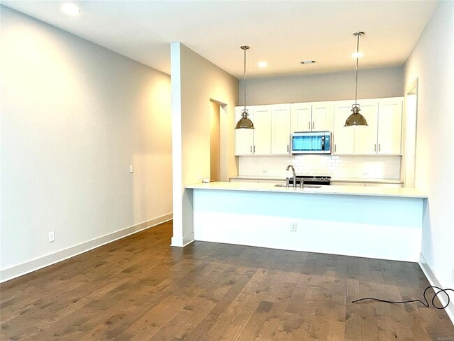 Building Photo - 4924 Upper James St