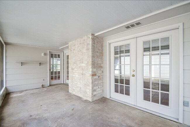 Building Photo - 13814 Lynnwood Ln