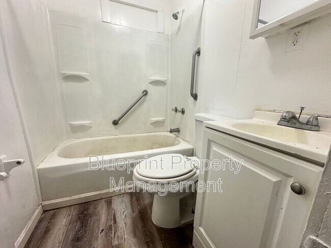 Building Photo - 3729 Pine Ave SW