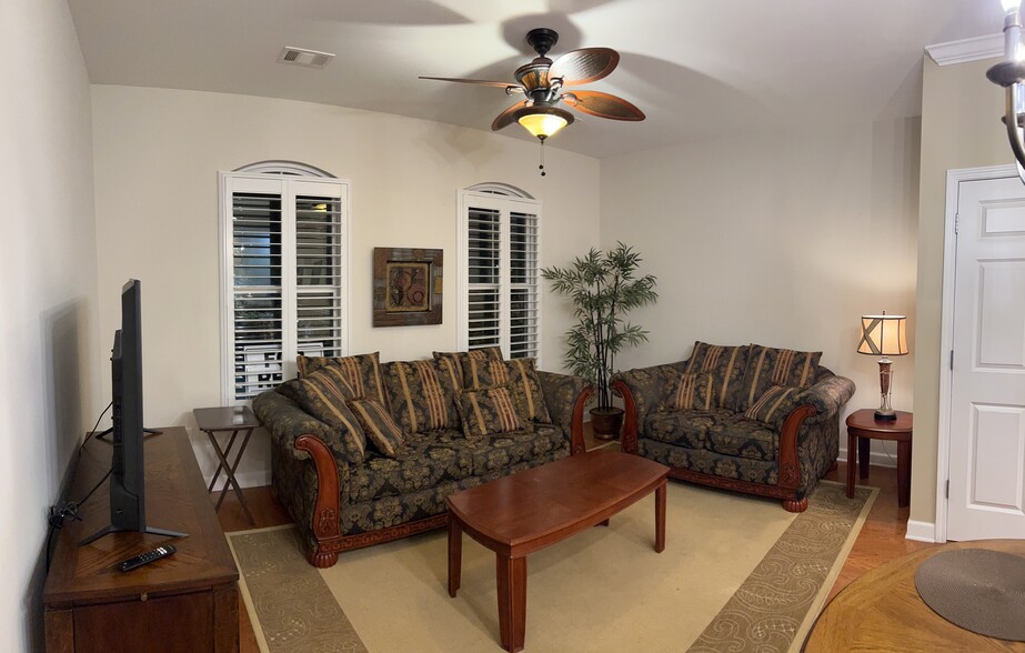 Living Room - 981 B Hackler Street