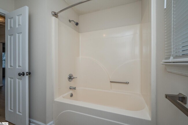 Building Photo - 475 Vinyard Rd