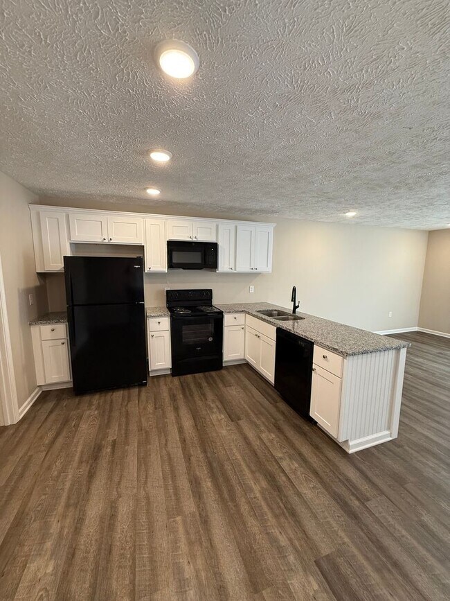 Building Photo - 100 E Crestview Dr