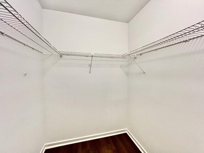 Building Photo - 3 BEDROOM CONDO IN TERRIFIC LOCATION!