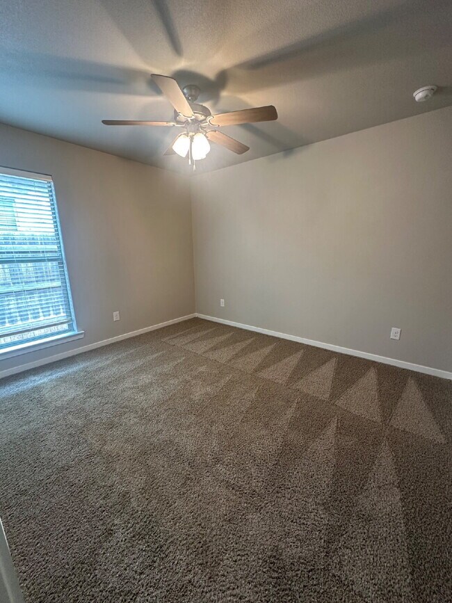 Building Photo - Spacious 3/2/2 in Upland Crossing