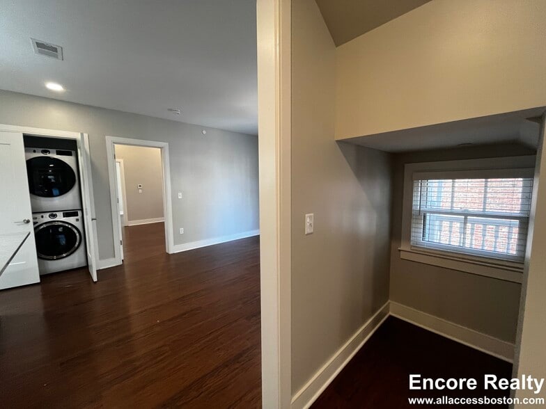 Building Photo - 39 Harvard Way