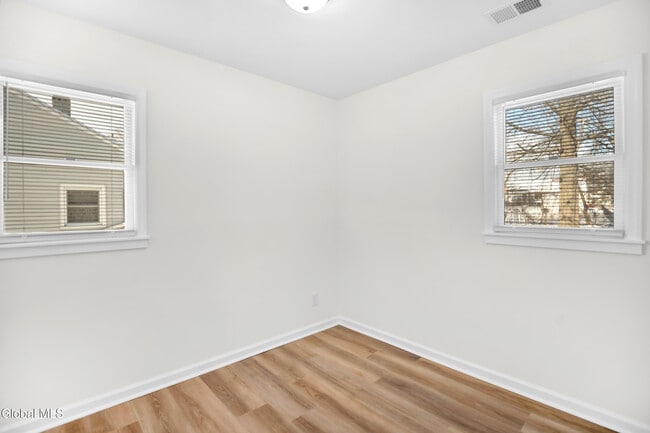 Building Photo - 3 Miracle Ln