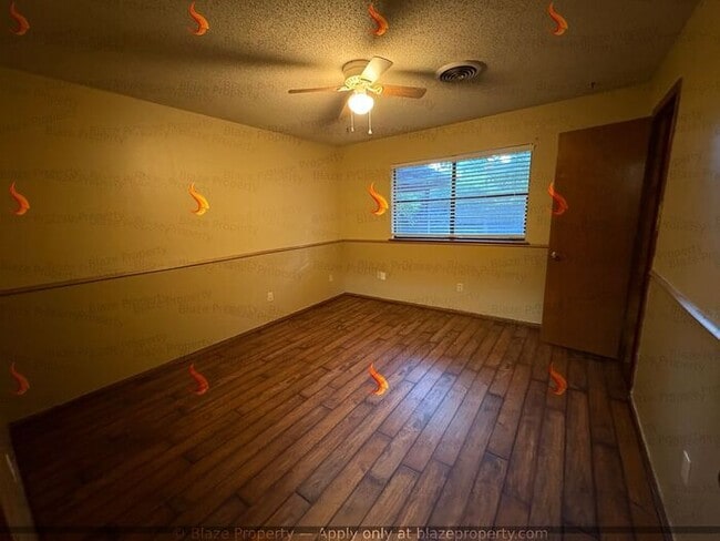 Building Photo - Charming 3 Bed, 2 Bath Home with Garage & ...
