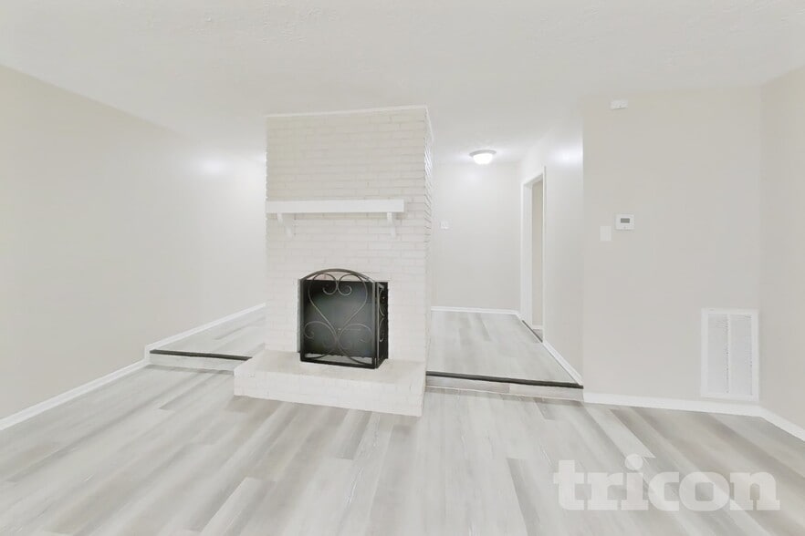 Building Photo - 3815 Regency Dr