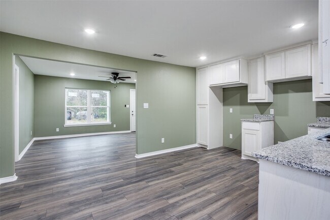 Building Photo - 420 S Gribble St
