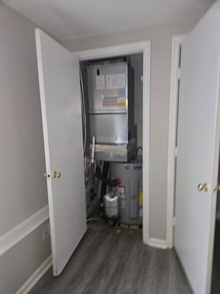 Building Photo - Room in Apartment on Arlyn Cir