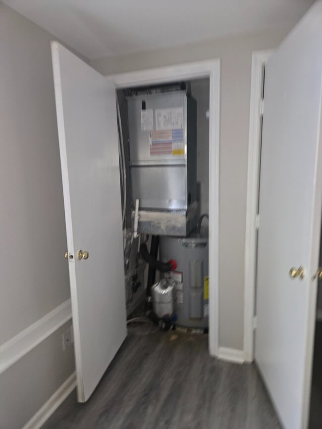 Building Photo - Room in Apartment on Arlyn Cir