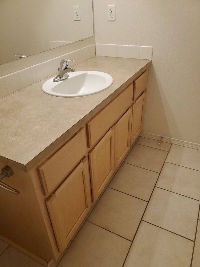 Building Photo - 1/2 OFF OCTOBER RENT - 4 Bedroom