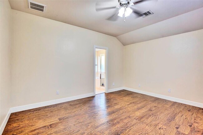 Building Photo - 356 Housefinch Loop