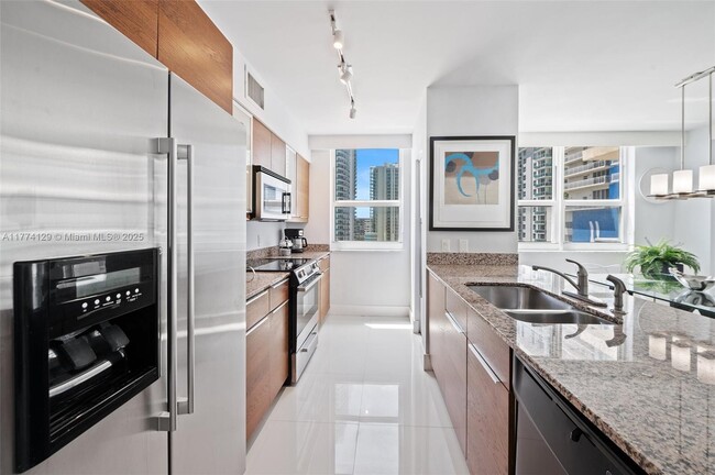 Building Photo - 1155 Brickell Bay Dr