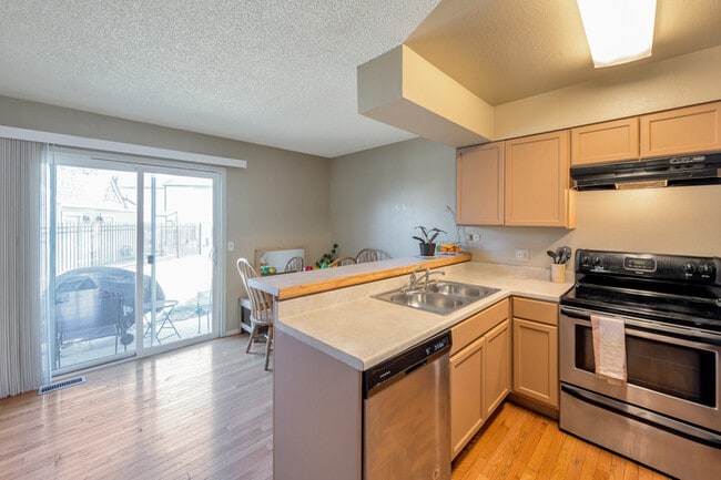 Building Photo - Charming 2 beds 2.5 baths in Aurora with a...