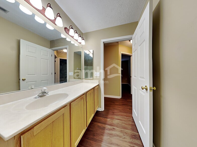 Building Photo - 581 Indian Lake Dr