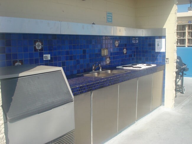 Building Photo - Large studio in the heart of Waikiki with assigned parking