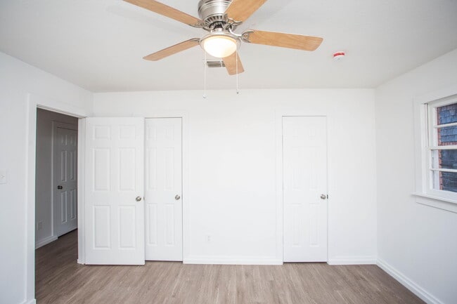 Building Photo - 6004 Vernon Ave