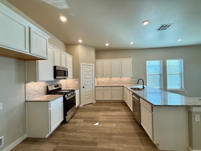 Building Photo - 6101 Poppy Dr