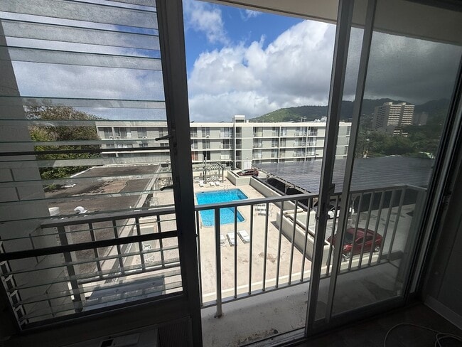 Building Photo - Sunny 2-Bed in Honolulu with Pool, BBQ Area, and Covered Parking - Close to UH-Manoa