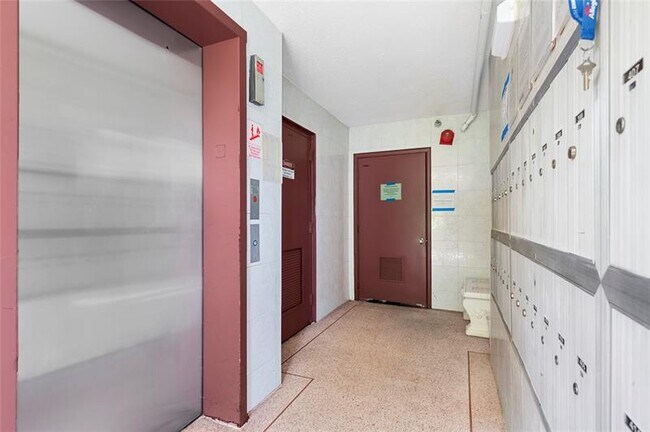Building Photo - 410 Fanshaw J