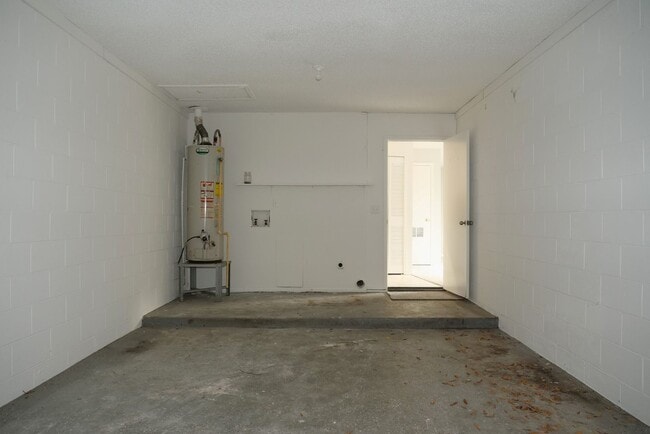 Building Photo - Spacious 2 Bedroom 2 Bath with Garage Avai...