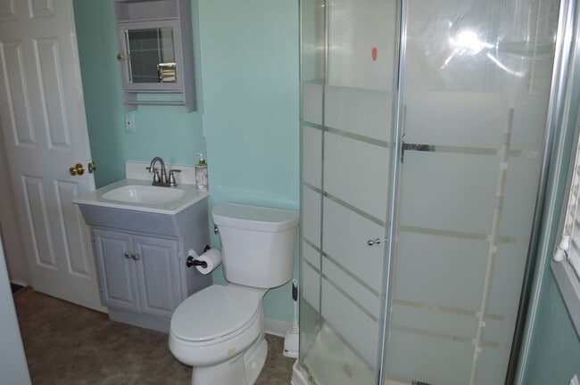 Building Photo - FOR RENT: 2 Bedroom house
