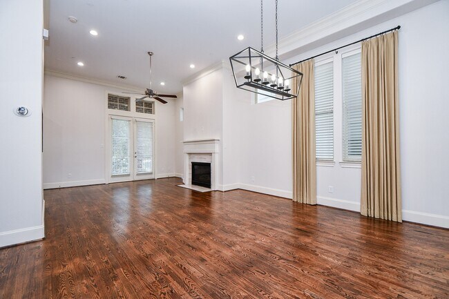 Building Photo - 709 Delano St